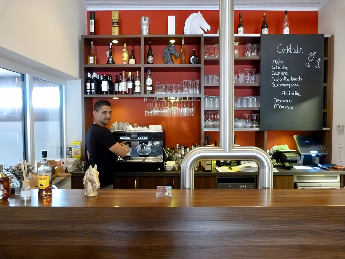 Gastgeberin oder Gastgeber in einem italienischen Restaurant