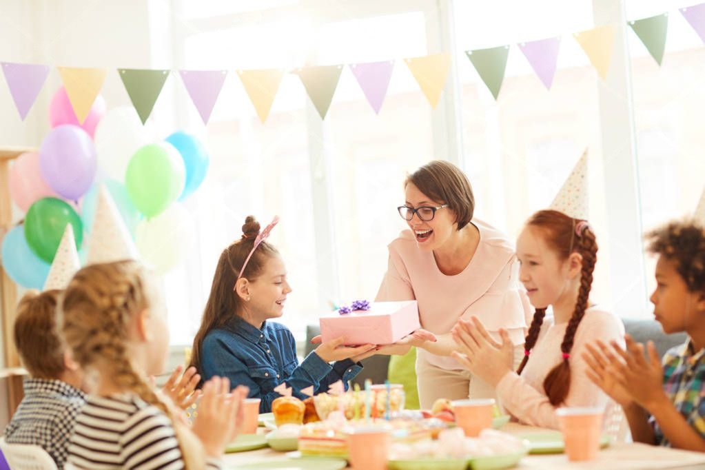 Kinder feiern mit Familie an einem großen Tisch