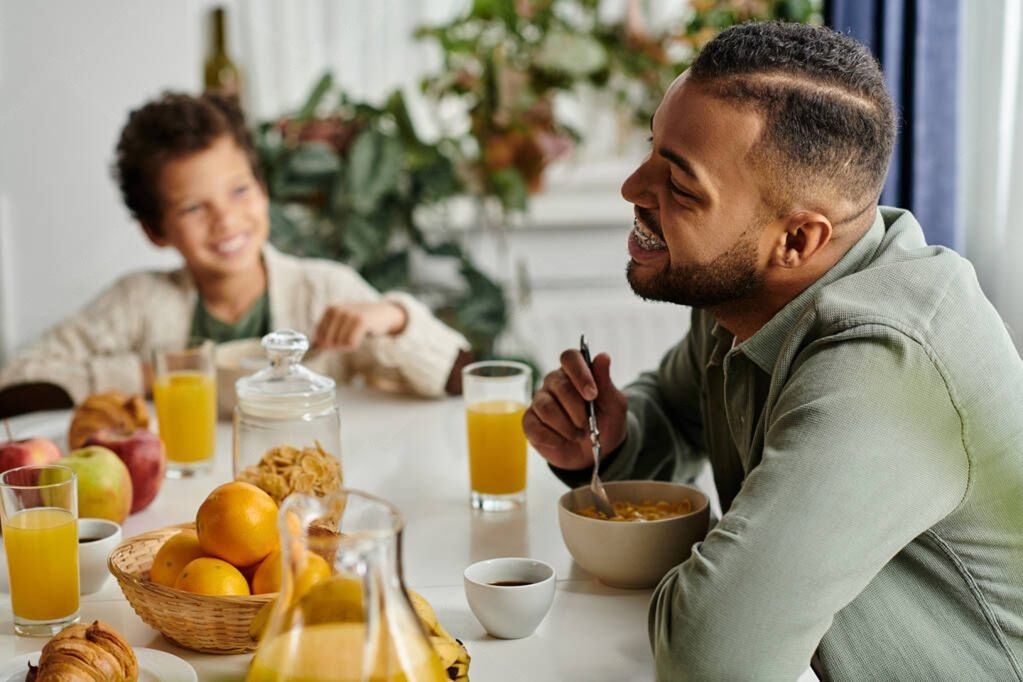 Große Familie beim gemeinsamen Essen im Restaurant
