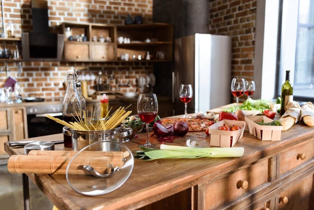 Italienische Speisen wie Pasta und Pizza auf einem Tisch
